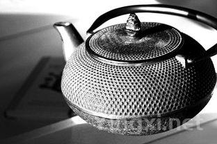 稻草上晾晒葡萄，匠心酿造的甘甜佳酿