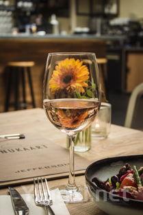 自酿红葡萄酒教程：家庭酿酒工艺与技巧分享