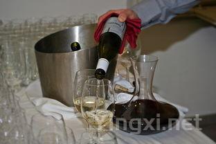 尝试冰镇享受：葡萄酒冷藏后口感更佳！