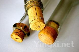 葡萄酒里的小颗粒是什么？能否继续喝？