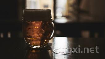 摇杯的艺术：品酒师教你如何优雅摇杯