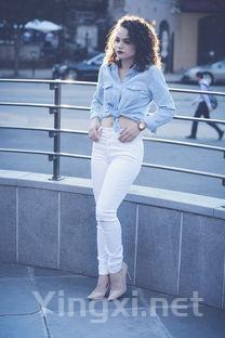 特醇香白葡萄酒:不羁风姿,裤装女神的魅力