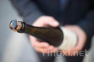 手到擒来!不开瓶器也能优雅开酒