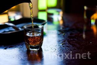 品尝老酒前的必备知识：开瓶与醒酒技巧