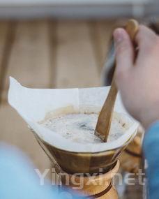 享受泡澡时光，品一杯葡萄酒如何？