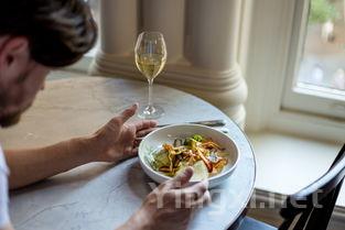 太空餐饮新风尚：葡萄酒成未来宇航员美食